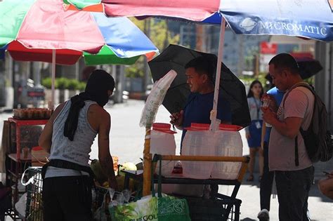 extreme in Filipino .